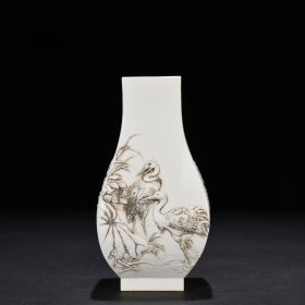 瓷器 清光绪刻心斋款堆雕鹭莲纹方瓶14*8.5厘米