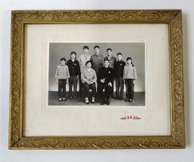 60年代老相框全家佩戴像章的集体黑白照片手拿语录
