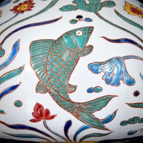 明宣德五彩连年有余纹天球瓶;41x34厘米