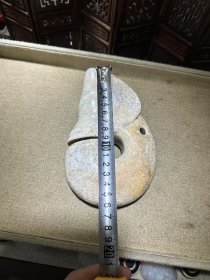 馆藏级红山文化猪龙,整体钙化鸡骨白,透闪石结构,重约1049克。全品完整,傻开门状态,与馆藏同款。适合收藏或摆件,感兴趣的朋友可以联系我。