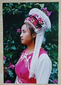 约九十年代前后佚名摄影家拍摄《少数民族美女节日盛装照》原版大尺寸（25.4*17.4cm）彩色照片1张