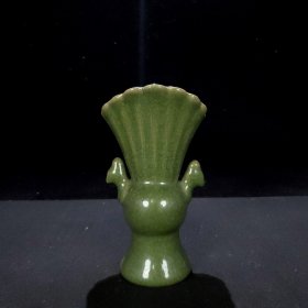 宋汝窑“甲申殿”款青绿釉孔雀尊 尺寸高18.9CM宽10.5CM