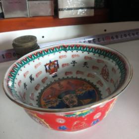 刻有大清乾隆年制底款粉彩碗红色壽碗贡碗另有慈禧太后店里有售大尺寸的
