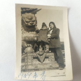 1959年春，妈妈抱着孩子在颐和园的大狮子前合影留念照片
