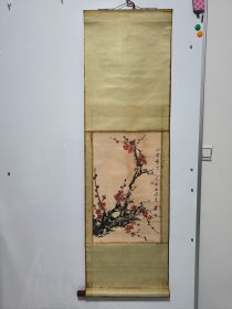 1980年任广东画院创作员，关山月院长助理，1992年至今广州美术学院岭南 画派纪念馆，二级美术师。【关仪（怡）；1986年早期国画作品“梅花”一幅43x67】原装原裱立轴！保真出售！