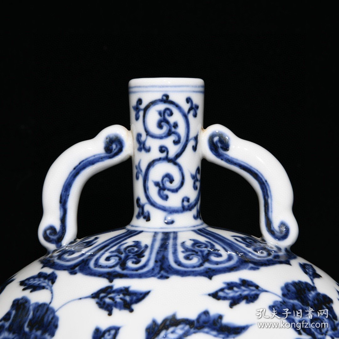瓷器 明青花缠枝花卉纹扁瓶，高26.5厘米直径23厘米