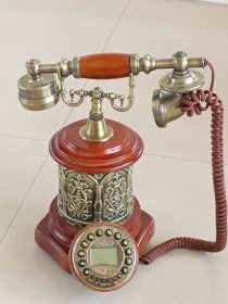 下乡收来电话机一部，保存完好品相一流。