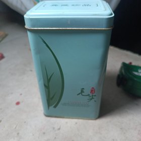 2000年代信阳毛尖茶叶筒收藏，保存完好（客厅酒瓶柜下面）