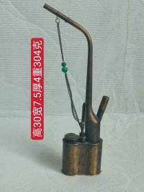 纯铜手工雕刻老寿星水烟袋一个，雕刻精致细腻，品相如图，
