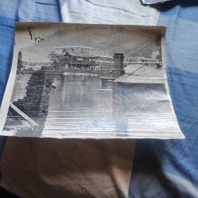 收集汉中史料的看过来，1984年水淹略阳东门楼附近的的实况从照片上看东门楼破败不堪