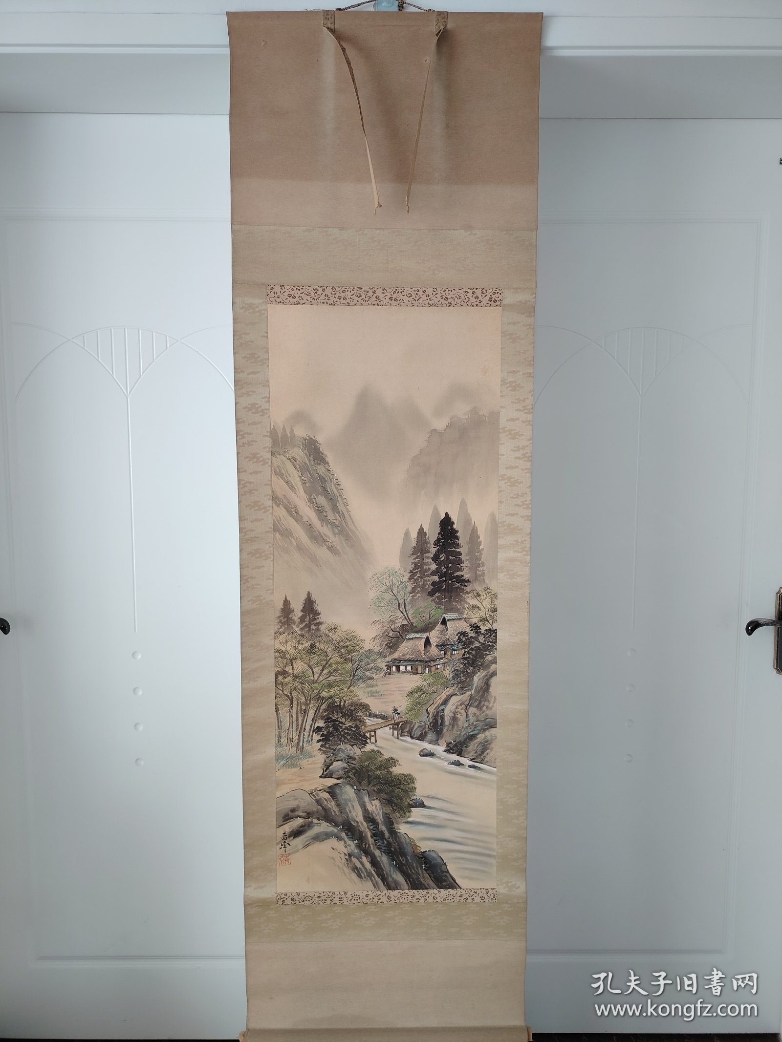 （8）绢本挂轴老画《山水风景人物图》包装盒完整，青峰笔 原装原裱立轴画一副，绫装，品相如图 钤印（尺寸183cmX52.5cm画心尺寸106cmX40.5