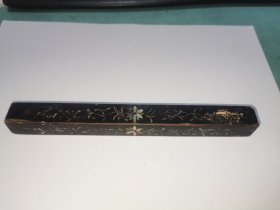 石头（或瓷）外修漆加螺钿工艺镇纸一只；路份高，个人看不晚于清三代，同类型镇纸未见