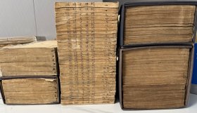 【皇朝经世文编】（初编~五编）76册全，清代学术文章总集，收录明末清初顾炎武魏源林则徐等约千多家知名不知名学者的经世致用、匡时救弊的改革图治的思想，基本反映明末清初时代的思想潮流，或中西交汇路口先进时代思潮。既有儒学文学学术政经礼制也有睁眼看世界的反思。该藏书为清光绪年间上海中西书局等出版社白纸石印本和铅板本，共计五编76册全，各编俱全