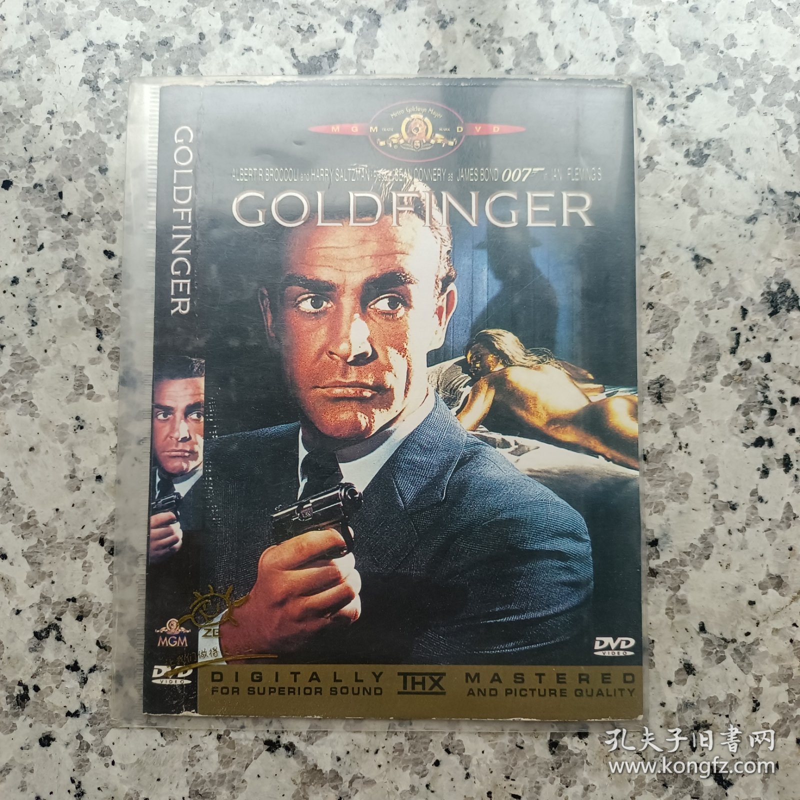 《007金手指》 别名：铁金刚大战金手指 DVD5 影碟 电影 本人出售影碟发货前均采用多种光头（飞利浦，索尼等）碟机测试正常播放才发货，如遇收货后未能正常播放，请更换碟机测试，低价品不做退换处理，诚信经营，请理解。 全场包邮，购买碟片满30元即送随机影碟一张，30元以上每满10元再送一张，送完即止。