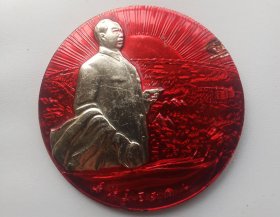 毛主席右侧像章