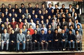1987年全国农业机械化管理统计工作会议全体代表在广西梧州市中山纪念堂合影老照片
