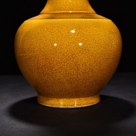 瓷器 清雍正米黄釉冰裂纹赏瓶 高26厘米 宽20厘米