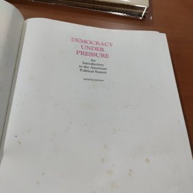 Democracy under pressure : an introduction to the American political system Seventh Edition重压下的民主——美国政治体系引论 第七版