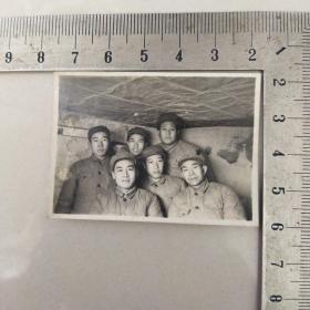 照片，抗美援朝时期，志愿军：在朝鲜合影！（地下指挥部，后面是地图？）！，