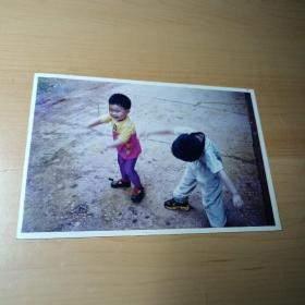 老照片–90年代一对小兄妹正在玩耍