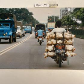 《中国摄影》旧藏国际得奖摄影作品： 武治义（中国日报社记者）《专业户进城》（获第十一届亚太地区摄影比赛亚洲文化中心奖）14*22 公分，R1022