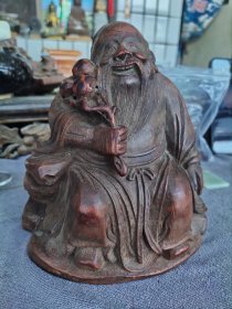 几十年竹根雕东方朔偷桃人物像一个，4处短线不透，基本完整。东方朔偷桃的典故源自中国古代传说，讲述了汉武帝寿辰之日，西王母携仙桃降临，而东方朔因偷食仙桃而被贬到人间的故事。这一典故常被用来形容仙家长寿之事，也用以咏桃。