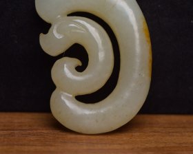 和田玉猪龙 规格： 6.0×3.9×1.1厘米，重 44克 密度高，沁色自然，油性十足，雕工精细考究，寓意好，玉质细腻温润，收藏精品！