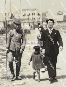 【南京史料】1940年代早期 南京国立中央大学校园内行走的日军第15师团军医部军官与日伪医疗人员及其家属 原版老照片一枚（1937年，日军占领南京，民国最高学府国立中央大学被日军用作陆军医院，昔日莘莘学子求学之地， 沦落为侵略军治病疗伤之所。）