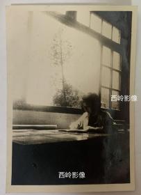 【老照片】约1950年代在苏州电力学校总支办公室认真工作的女老师（见背题）— 备注：该校现为苏州工业职业技术学院。