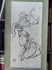老画一幅，杨玉环杨贵妃霓裳羽衣舞？舞蹈人物，白居易曾写道“干歌万舞不可数，就中最爱霓裳舞。”老画一幅，线条流畅，造型精美，构图巧妙，手工装裱，150x45厘米。看清下单，识者拍，不支持退换！！真迹！
