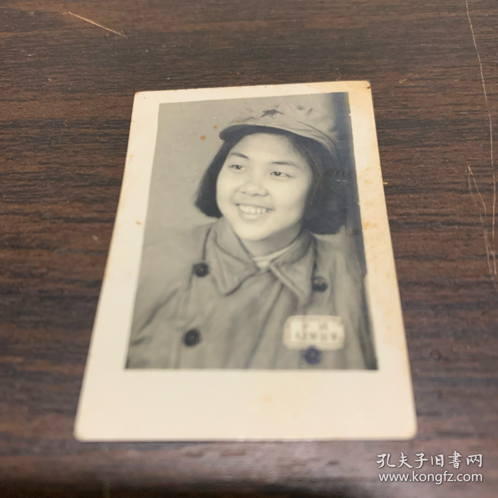 佩戴胸牌女军人