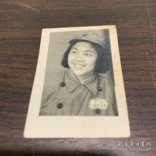 佩戴胸牌女军人