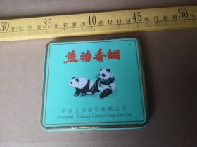 老熊猫铁烟盒，内纸完好，品相好，中国上海烟草公司