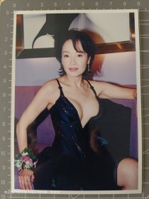 恬妞Tanny Tien Niu本名朱凯莉照片4张，当代歌坛大嘴鳄鱼杂志社原版5寸老照片，实物拍摄有现货，要了可以直接下单。 抽屉5-1-041