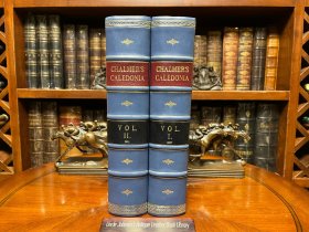 《加勒多尼亚》Caledonia，查默斯Chalmers，苏格兰古文物学者和政治作家。加勒多尼亚为苏格兰古时别名。1807首版，第一卷分为四部分，分别涉及罗马时期、皮克特人时期、苏格兰时期和斯科特－撒克逊时期；第二卷于1810年出版，它描述了苏格兰东南部七郡——罗克斯堡、伯维克、哈丁顿、爱丁堡、西洛锡安、林利奇沃特、皮布尔斯…
罕见海军蓝羊皮装帧，带70X50巨幅古地图，大开本27X22，完好如新