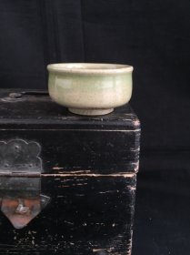 烟炉鸣琴广陵客：明（龙泉窑）青釉（琴炉）精品一只：“琴炉”是供文人雅士抚琴焚香，从而营造雅致氛围及计时所用。此物唇口鼓腹，弦纹玉璧底，圈足火石红；通施龙泉青釉，自然流淌至底。浓呈青翠釉色，浅露厚密胎骨。 整体古朴稳重、小器大样，实乃清供陈设佳品。宋人（陈与义）诗云：明窗延静昼，默坐息诸缘。聊将无穷意，寓此一炷烟。