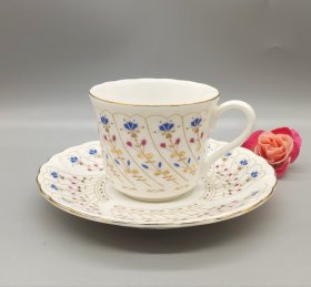 日本La Seine咖啡杯碟套装，蓝粉小花配金边，高级感十足。杯碟都是纯白底色，配上蓝粉小花和金色线条，简约大方。杯口有漂亮的弧度，碟子边缘也是波浪形的，很有设计感。全新未使用。杯口径8厘米，高6.5厘米，碟直径15厘米，高2厘米。