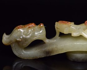 古玉文化，精品收藏，和田玉龙勾 规格: 13.5×3.0×2.7厘米 重 116克。 玉质温润细腻，沁色自然，刀功老道，皮壳包浆一流，雕刻生动，线条流畅，品相完美！