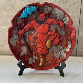 旧藏寿山石展盘《钟馗镇邪迎福》红色寿山石手工雕刻制作，立体浮雕，雕工精湛，人物形象饱满，题材喜庆。石盘直径24厘米，原配支架，摆件总高27cm,重达980克