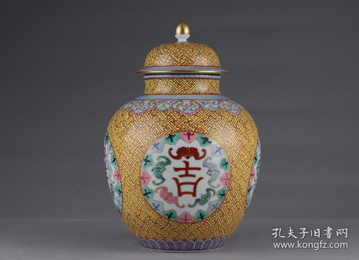 清乾隆万字版描金开窗吉祥如意盖罐规格：高26.5cm 肚径18.5cm