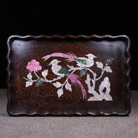 小叶紫檀镶嵌贝壳花鸟茶盘。 长35厘米宽23厘米厚3厘米。