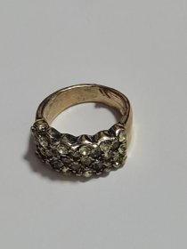 金属戒指：宝石戒指