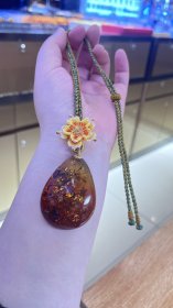 琥珀，花珀吊坠，品质超级完美，花瓣特别漂亮，颜色红润，搭配纯手工编织绳花朵，规格50×36×16mm编织花朵的规格是28mm总重21.8克福利