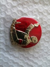 毛泽东招手带红箍“hwb”像章
