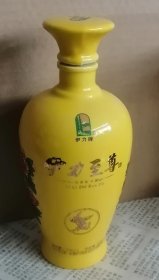 旧的空酒瓶 黄釉牡丹花图酒瓶高18厘米半斤装，原物拍照dd