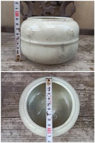 清代哥釉鱼篓形围棋罐 造型别致,开片自然,瓷胎细腻,釉面肥厚,器型规整,胎质精良,胎釉俱佳,图八内里有开片加深线。