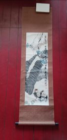 孙沅润，号半溪，字牧云，斋号怡鹤楼，现为中国书画家联谊会会员，中国艺术研究院特聘画师，《中国艺术家经典大鉴》编委，中国美术家协会辽宁分会会员，中国书画函授大学教授，全国教学委员会委员，中国书画艺术委员会研究员。早年曾受到过著名画家郭味蕖、孙其峰先生指点，受益良多。作品多次参加国内外重大展览，出版有《孙沅润花鸟画集》、《孙沅润花鸟画作品选》。规格镜心1020*310毫米裱完1660*440毫米