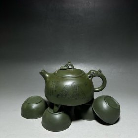 ￼ ￼ 精品珍藏套装证书紫砂壶
品茗：环龍三脚
底款：周桂珍
材质：紫砂
容量：380cc 
出水孔：网孔
尺寸: 15.5/10cm
底款介绍：周桂珍，女，1943年生于宜兴丁蜀镇 ，宜兴紫砂陶制作技艺非遗传承人。她的紫砂作品大气、豁达、洒脱中也蕴含着女性的秀丽与和美。