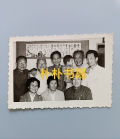 二十世纪30、40年代的故朋旧交——著名表演老艺术家、导演张逸生，著名中国报人、《南京人报》总编辑、杂文家、戏剧家郑拾风，著名已故作家刘盛亚夫人魏德芳，著名老记者、作家车辐，诗人、作家王余，新闻界知名记者、作家龚思雪等在车辐家相聚合影。原版，黑白，单张，名人影像资料。背面有作家王余注文。品相好。实名制保真售卖。运费买方自理。