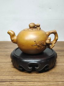 老珍藏，《陈鸣遠製》底款，段泥老紫砂壶一把，出水流畅，断水利落，保存完整，收藏的佳品。